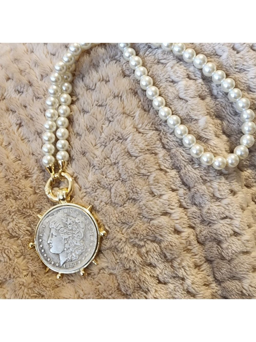 5 Star Pearl and Gold Elegant Pendant Necklace - Picture 2 of 6